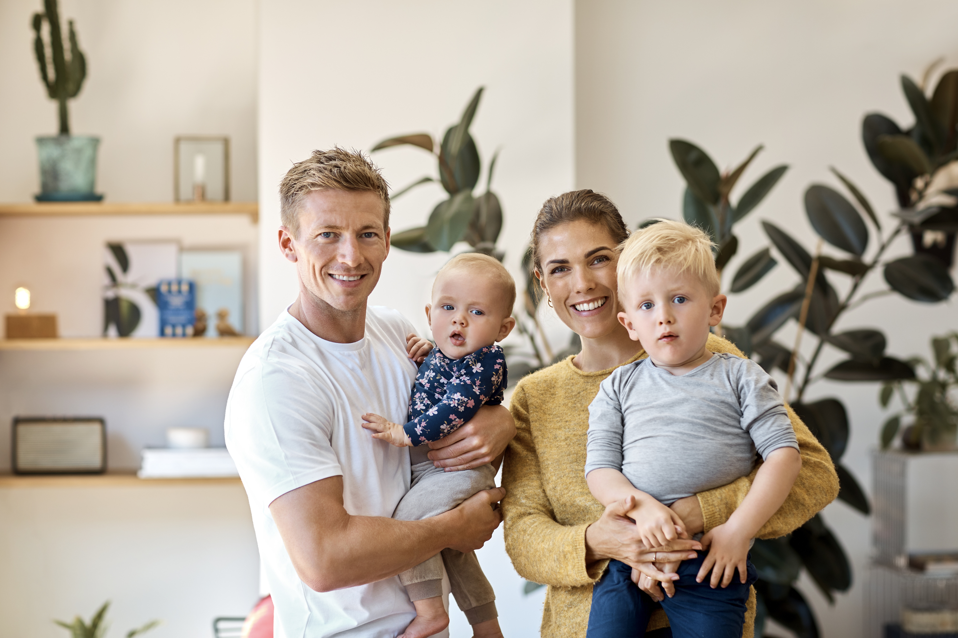 En ung familie med far, mor og to små børn