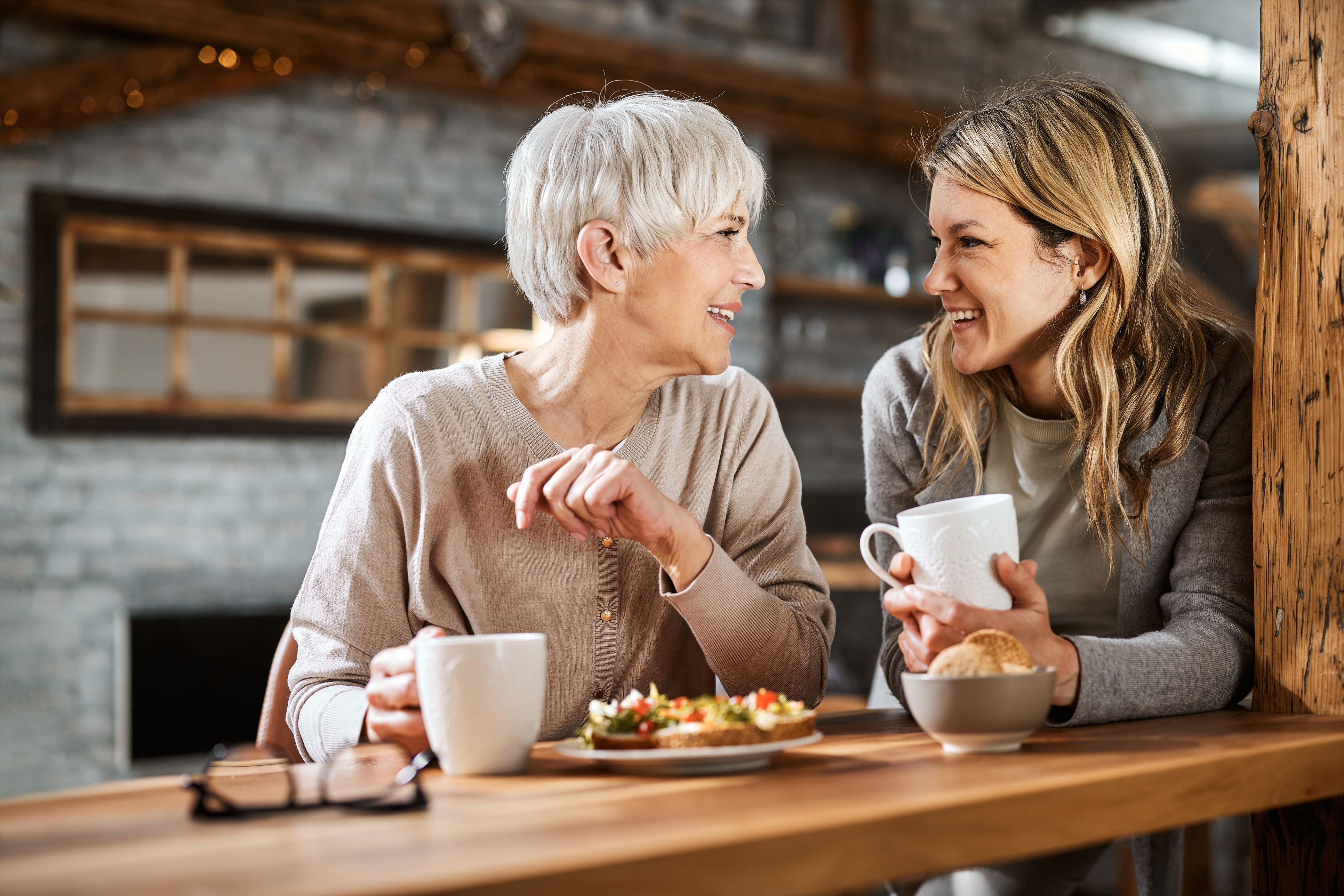 Mor og datter drikker kaffe sammen