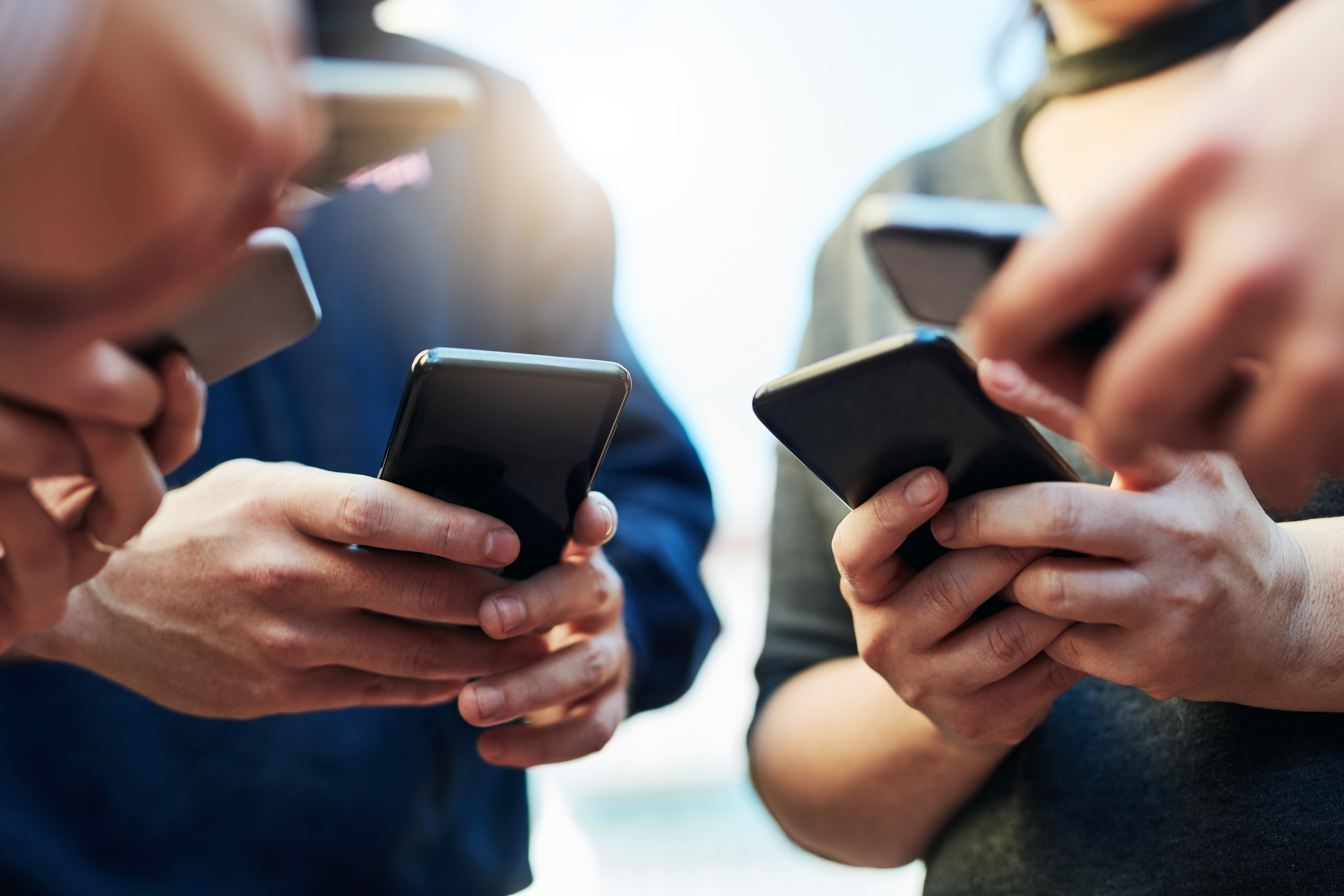 Gruppe der står med deres telefoner