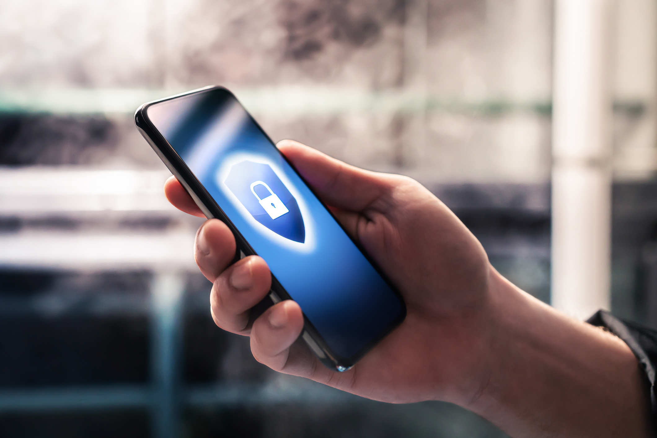 Telefon med ikon der indikerer IT-sikkerhed