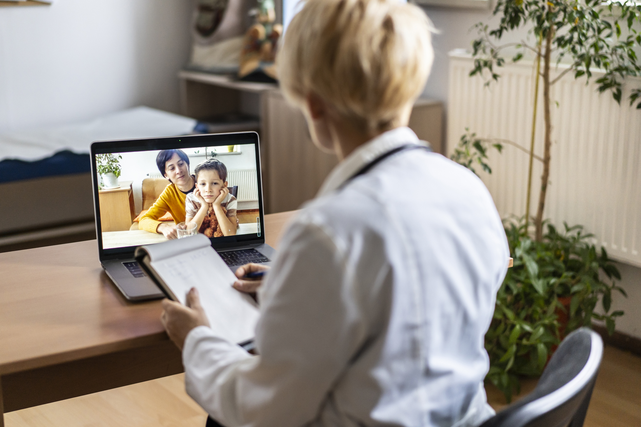 Læge har online lægekonsultation på computeren