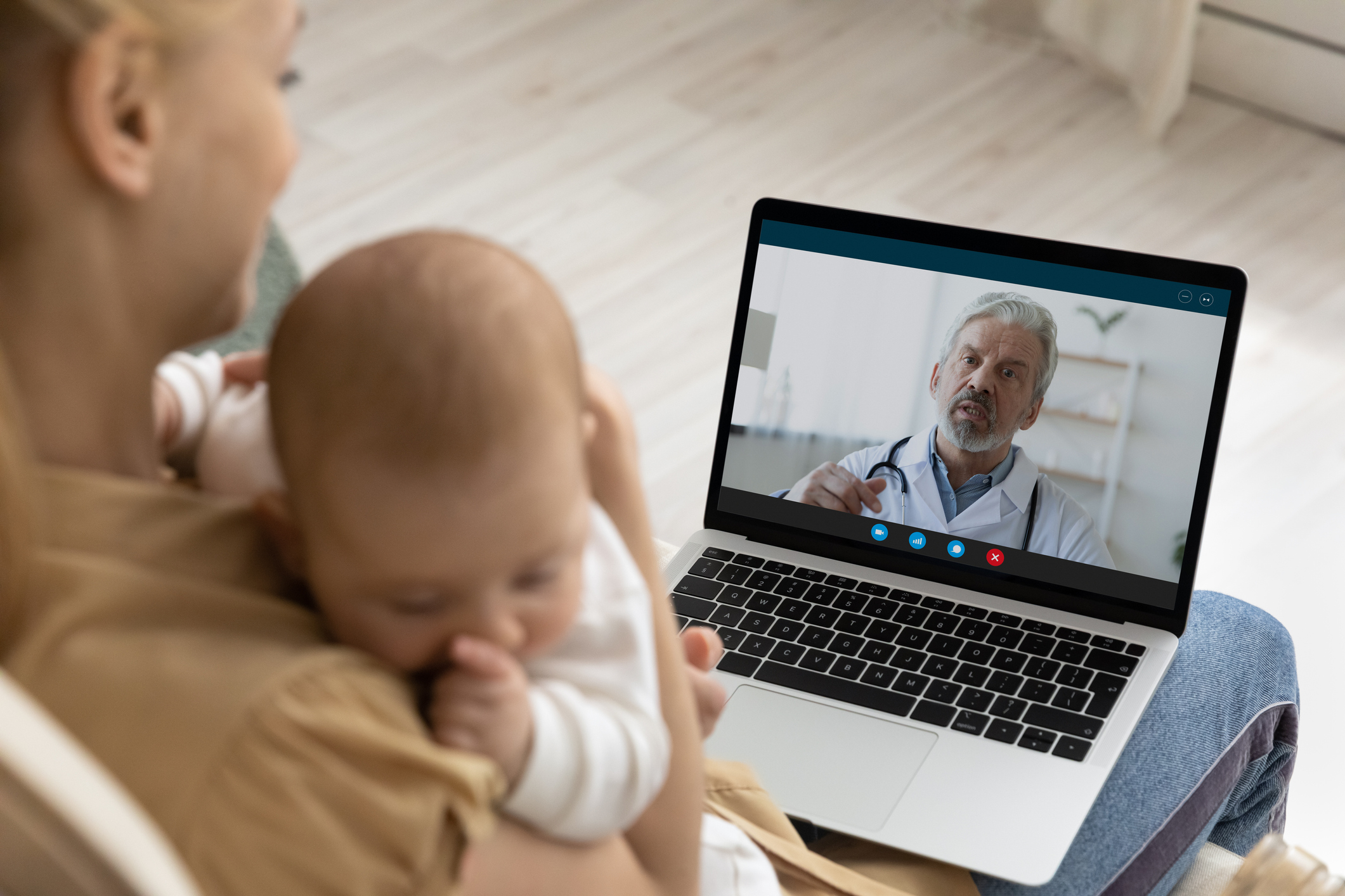 Mor og baby har online lægekonsultation