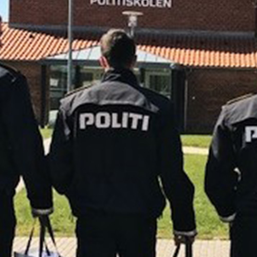 En politielev med ryggen til