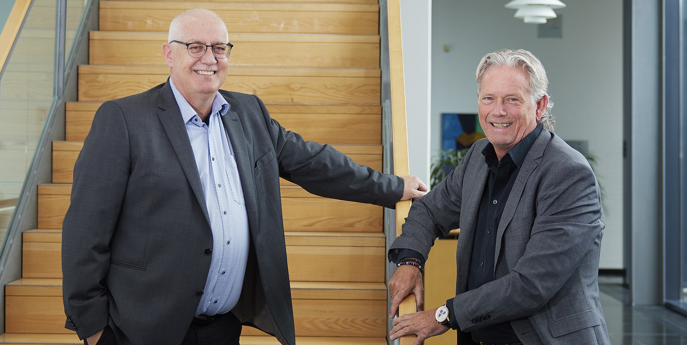 Popermos to direktører ved trappen op til førstesalen