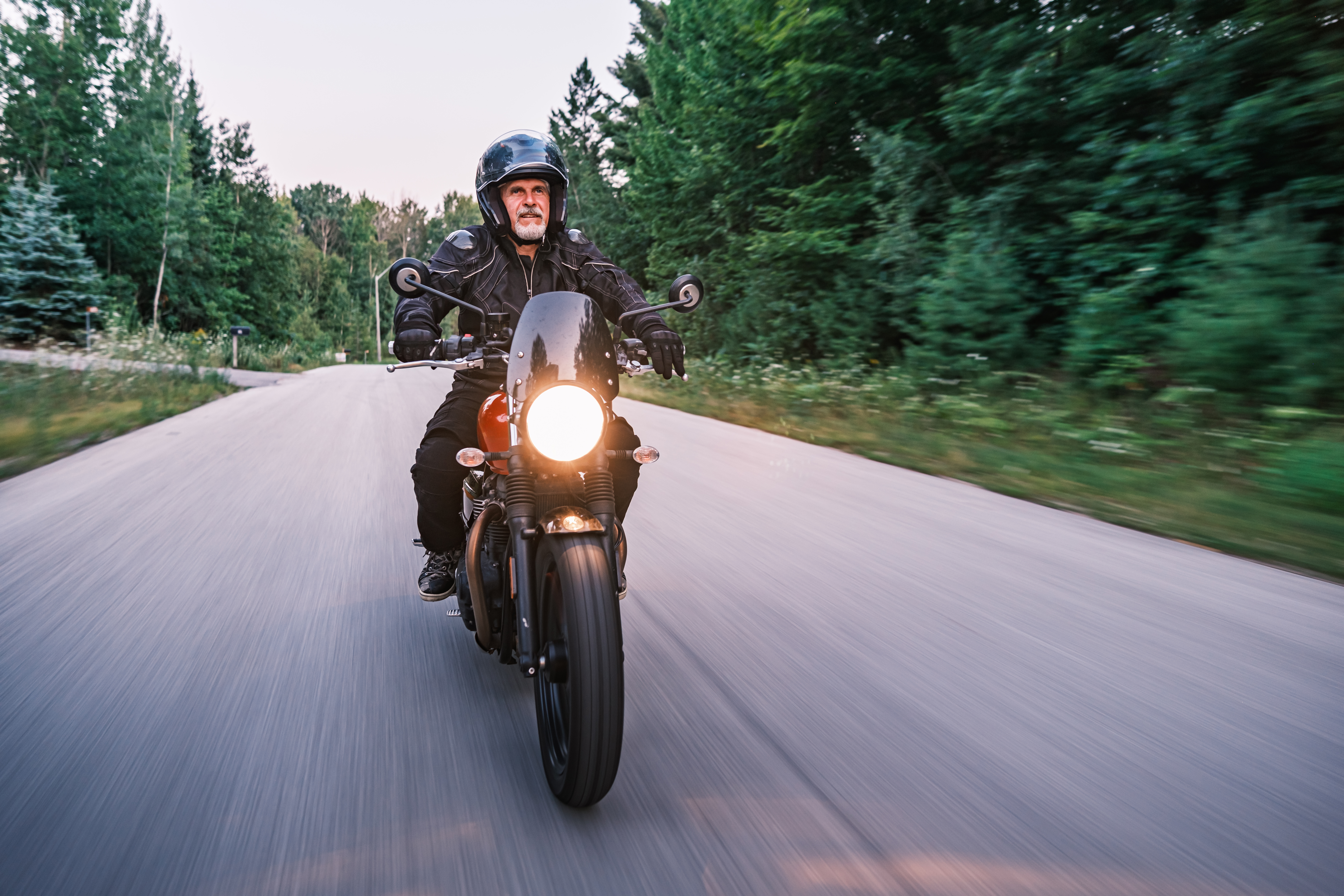 En ældre herre, der nyder en tur på sin motorcykel