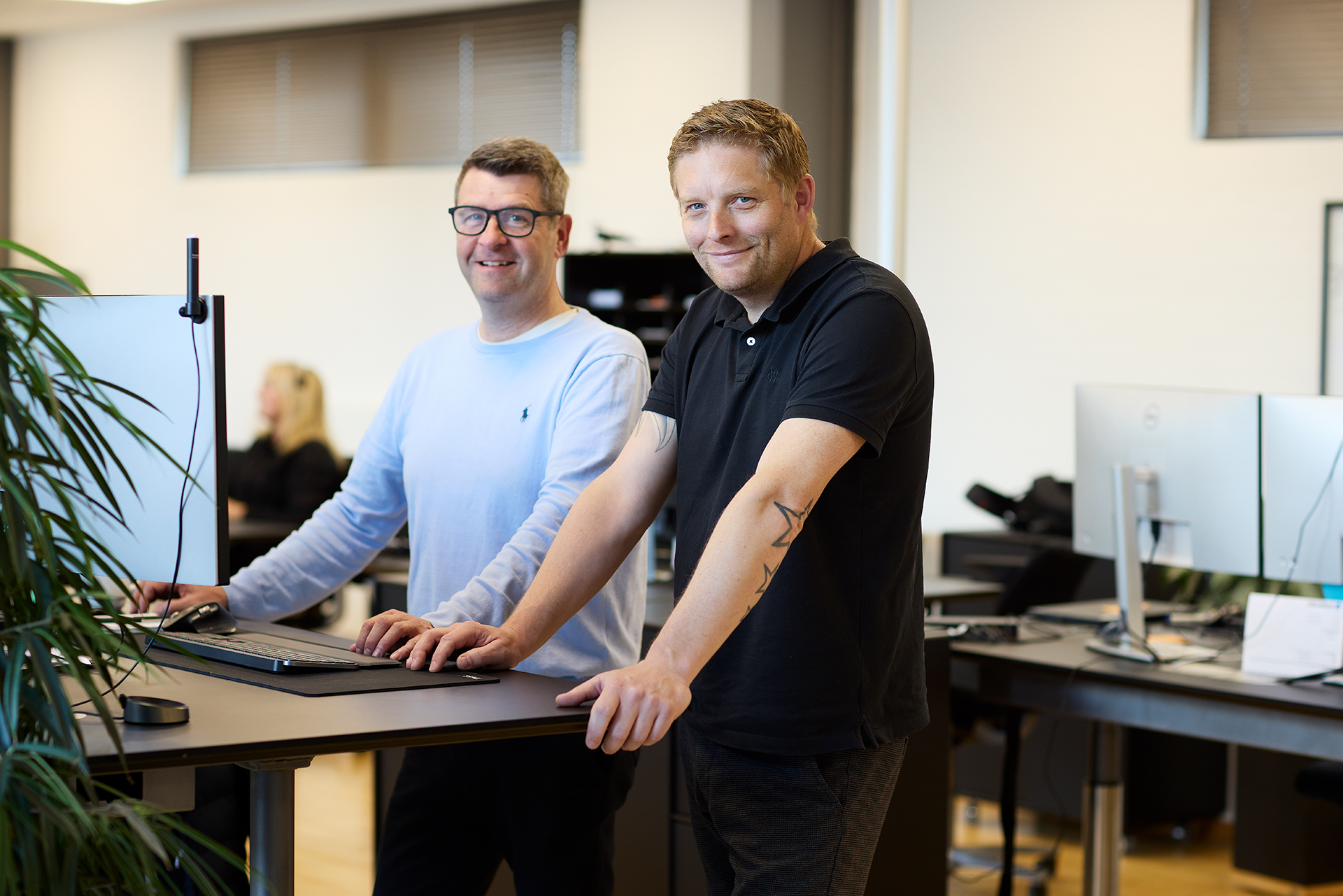 2 forsikringsrådgivere står sammen ved computer