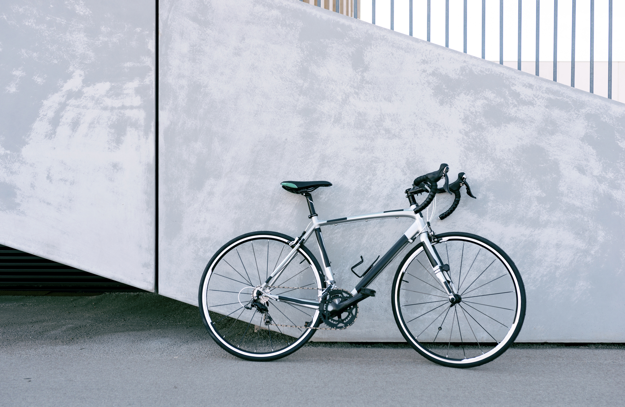 Racercykel står op ad betontrappe