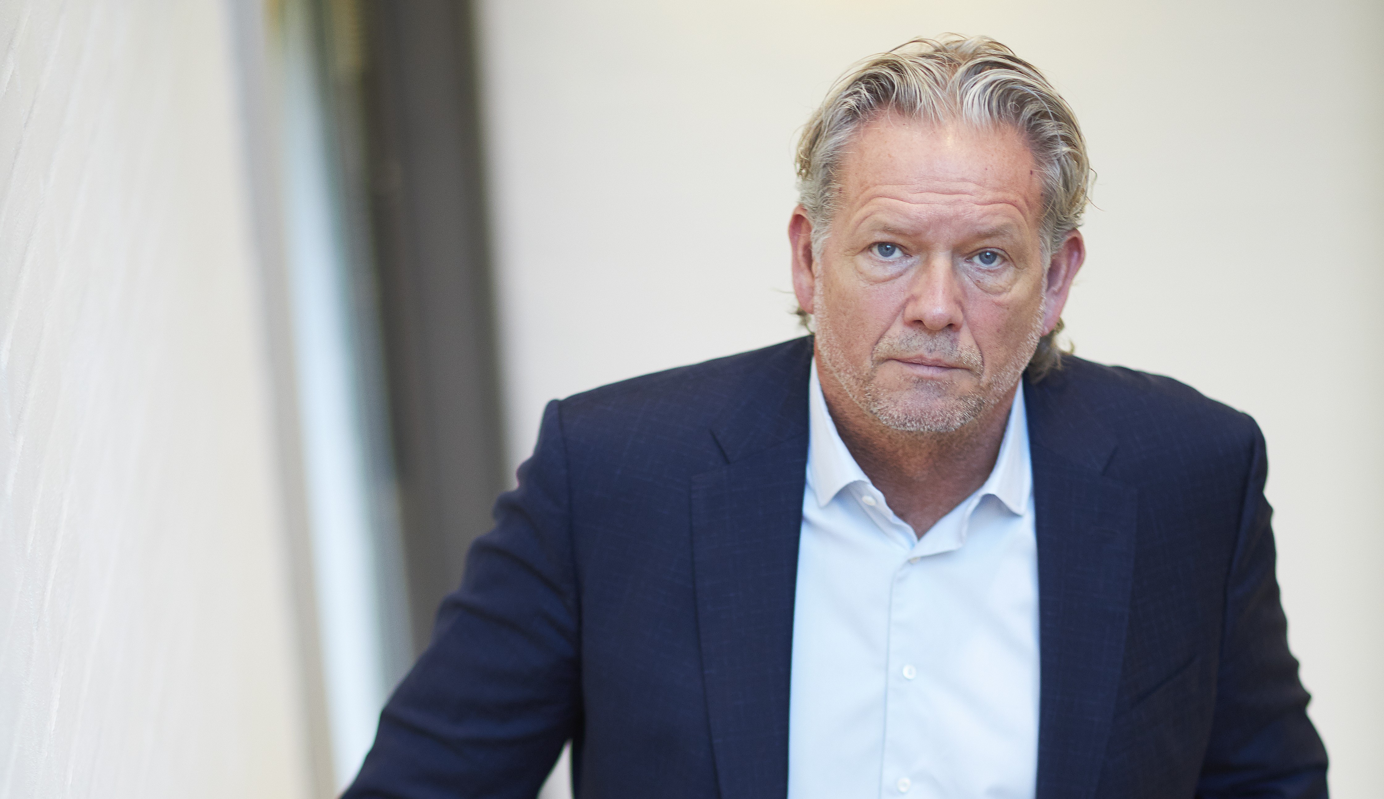 Direktøren på vej op ad trappen