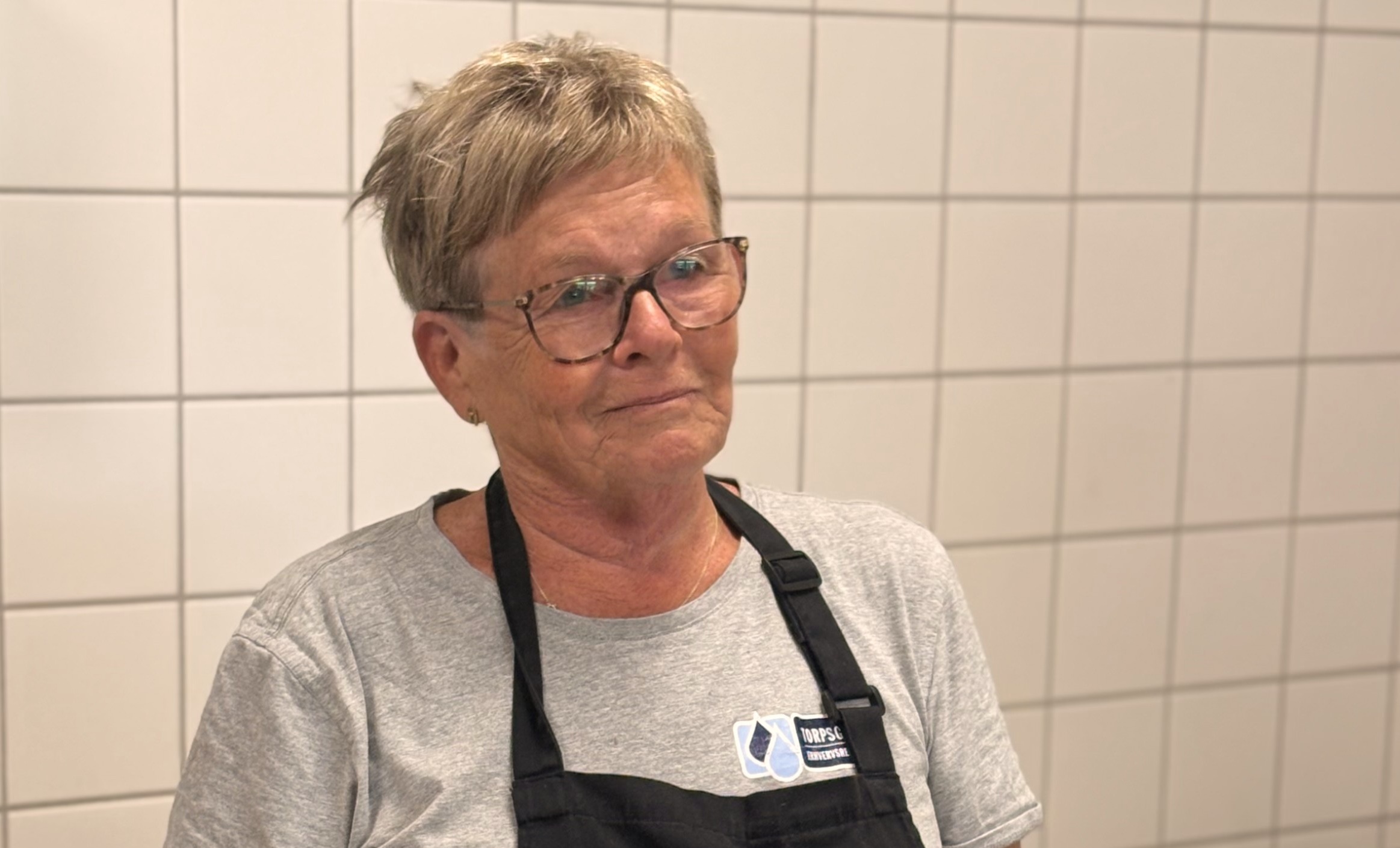 En glad madmor med et nyt køkken
