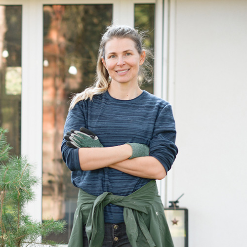 Kvinde foran et sommerhus