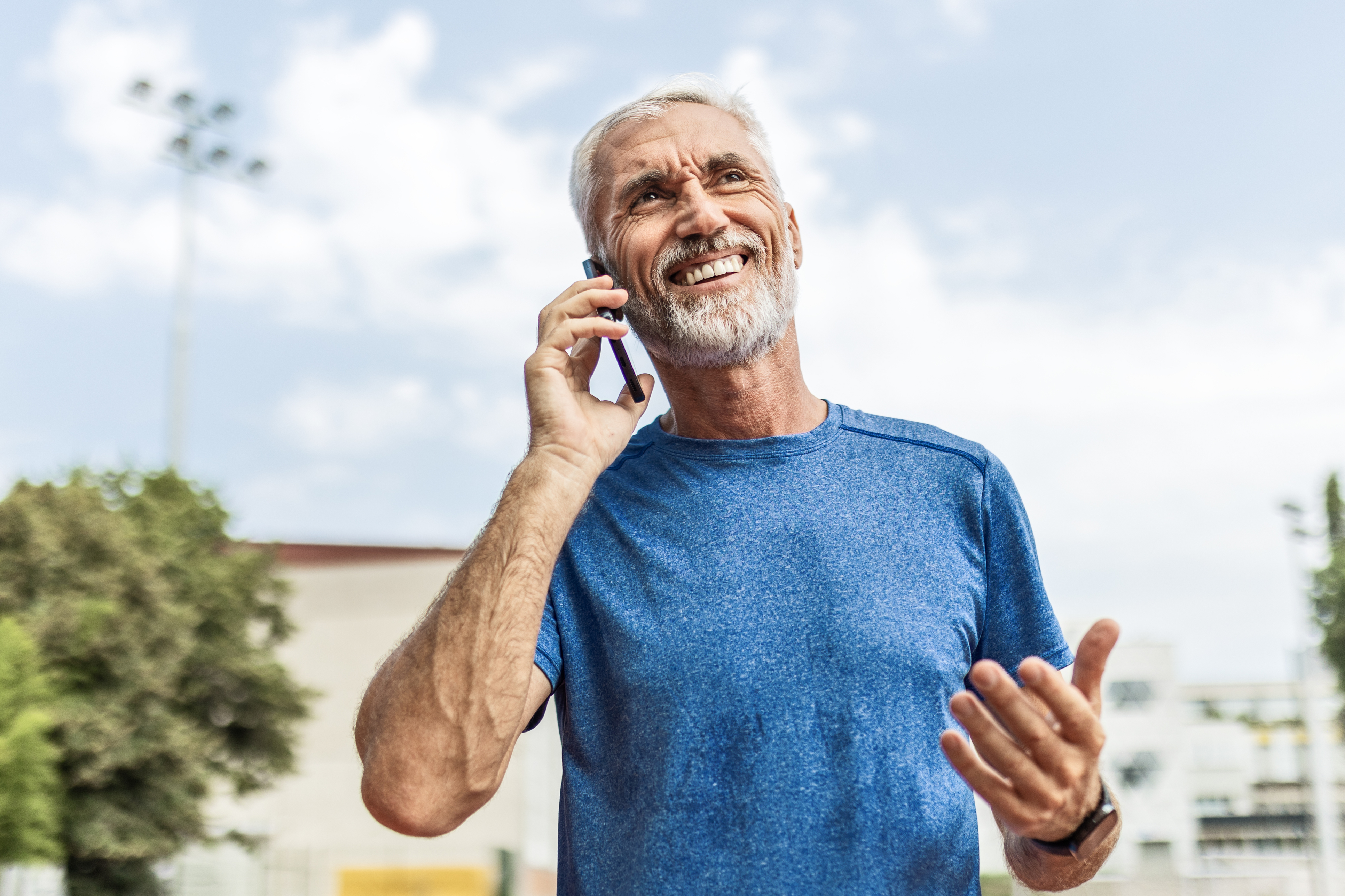 Moden mand taler i telefon udenfor