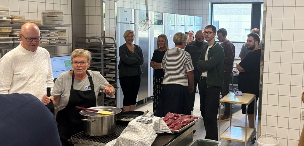 Aktivitet i køkken ved indvielse af nyt køkken