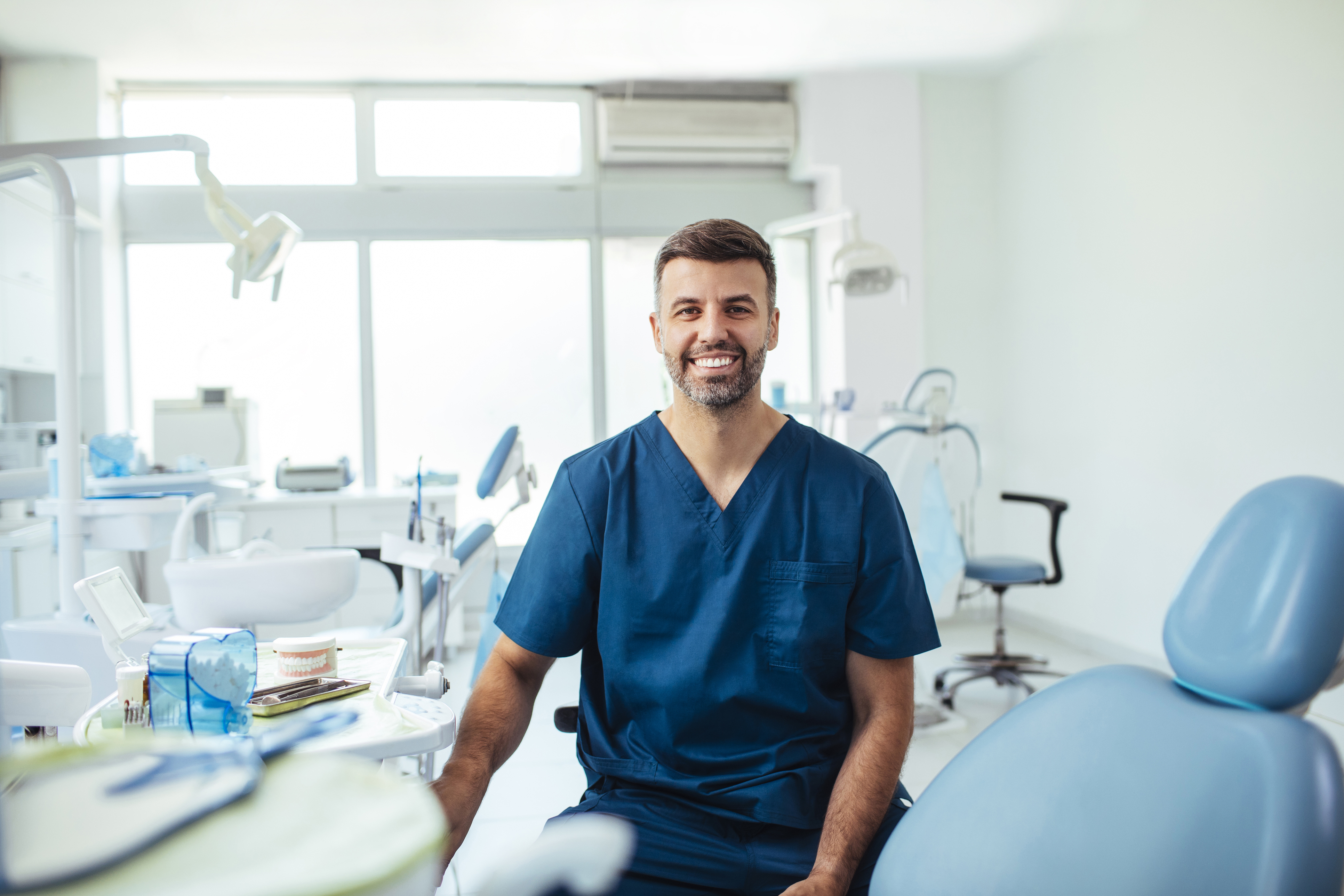 Mandlig tandlæge i klinik