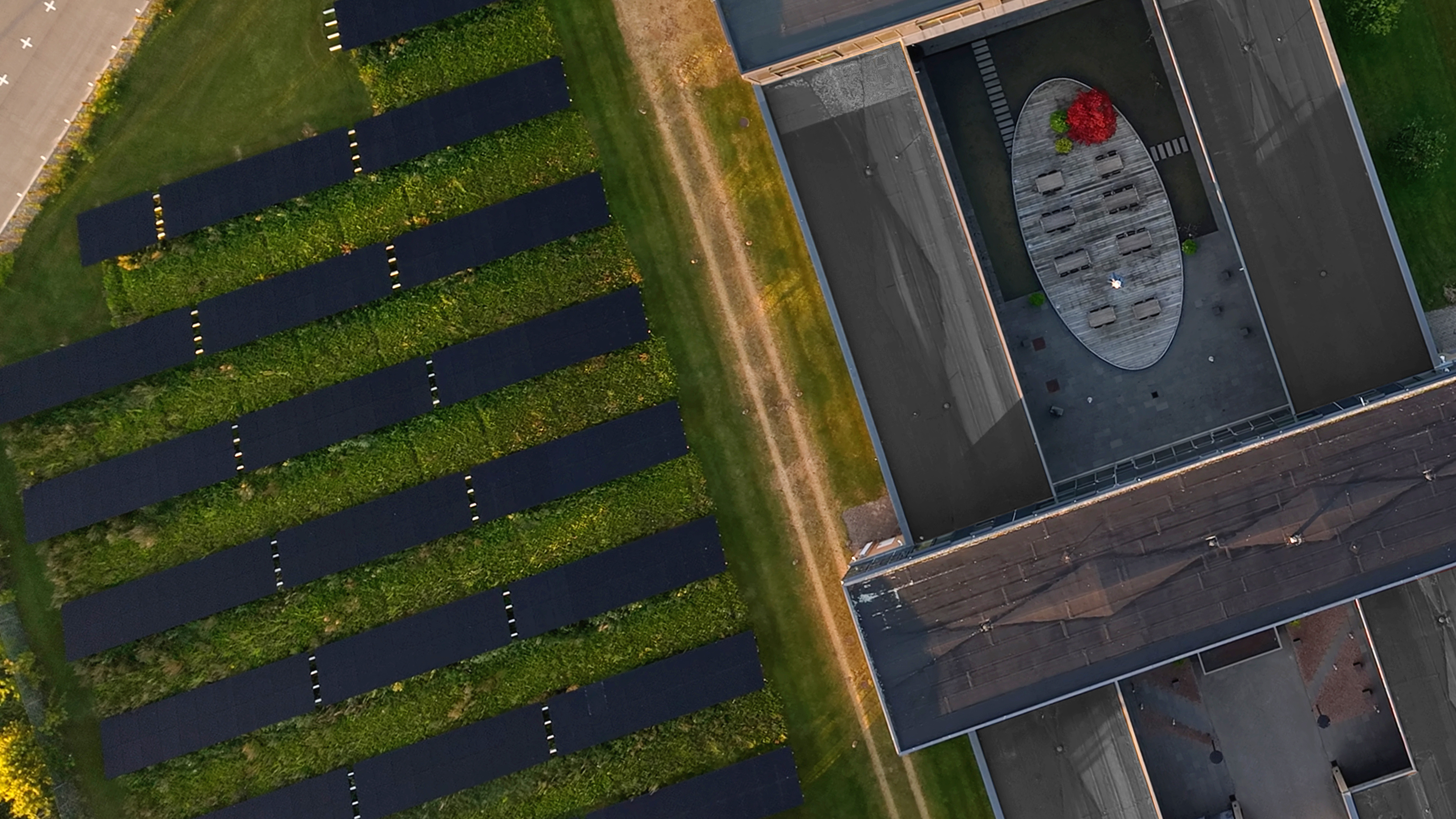 Solceller og kontor set ovenfra