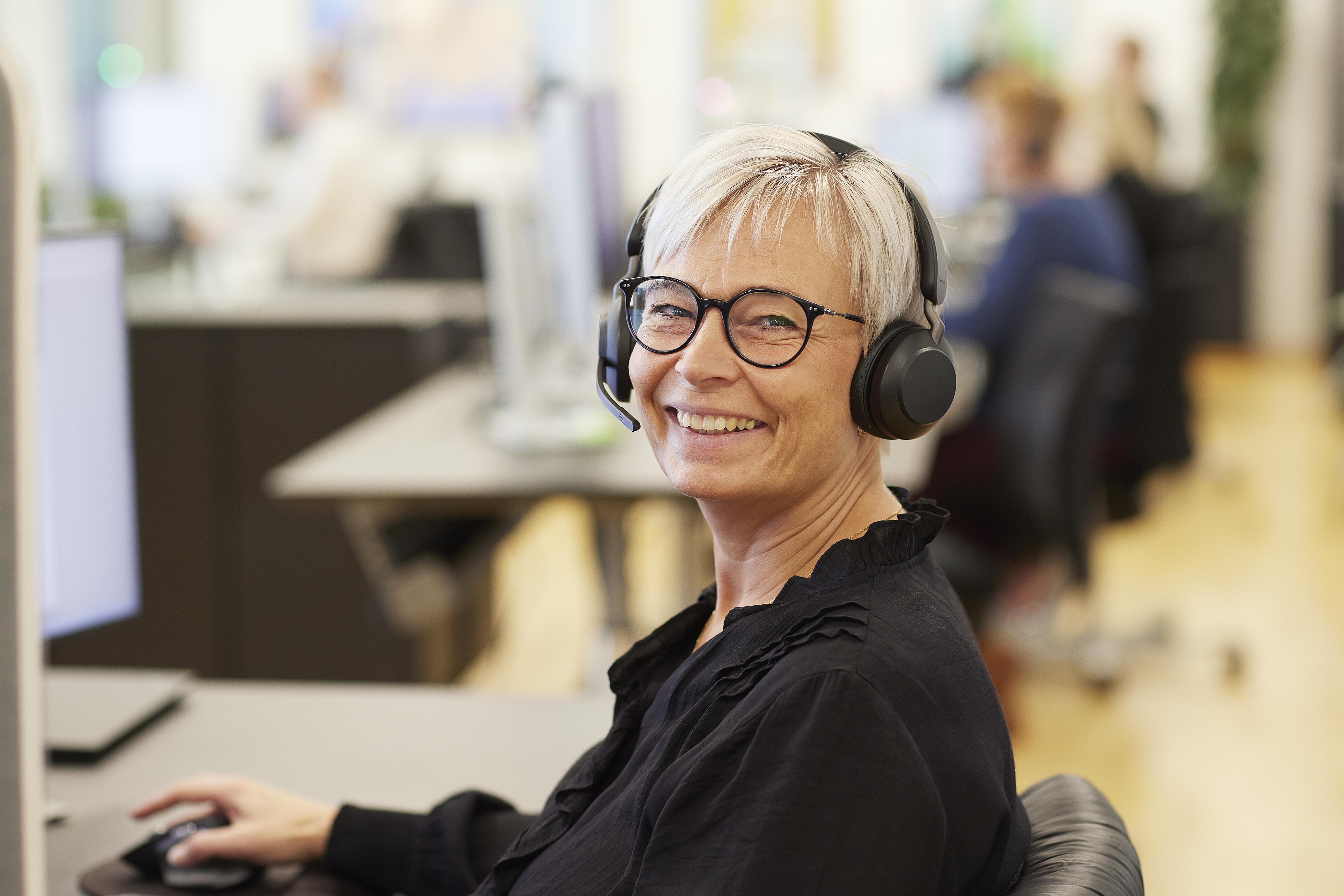 En forsikringsrådgiver sidder klar til at hjælpe dig over telefonen