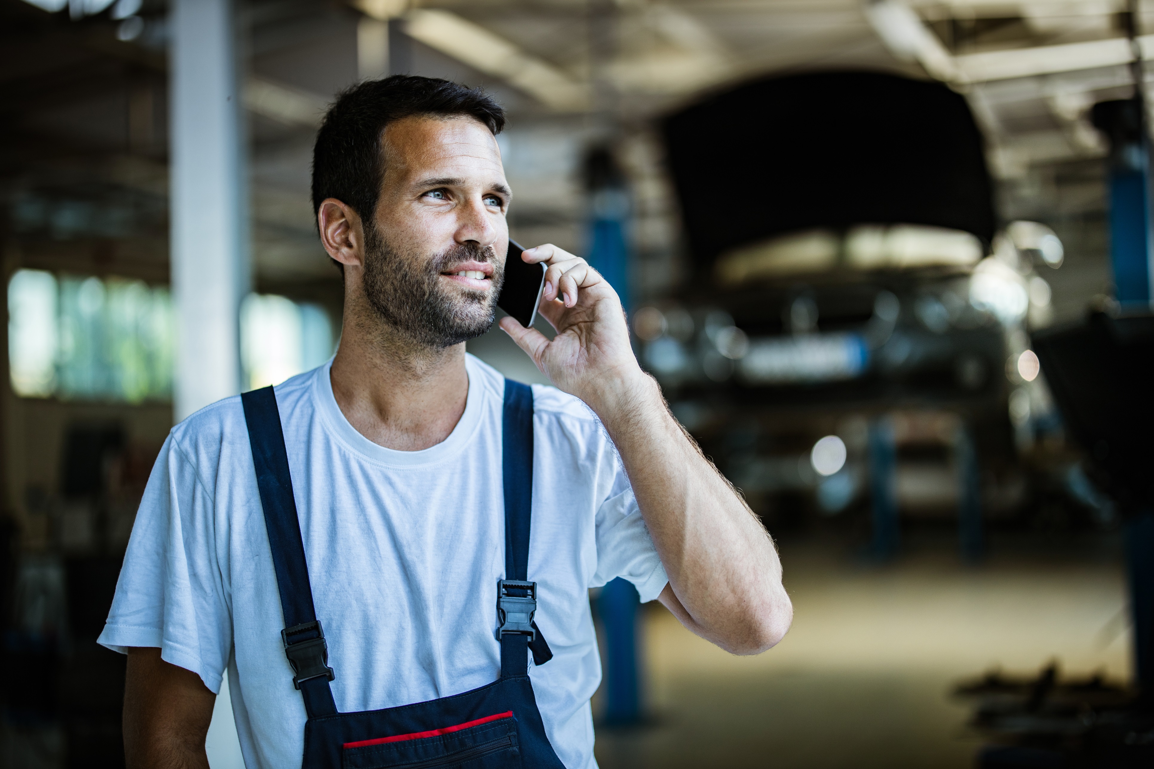 En mekaniker, der taler i telefon